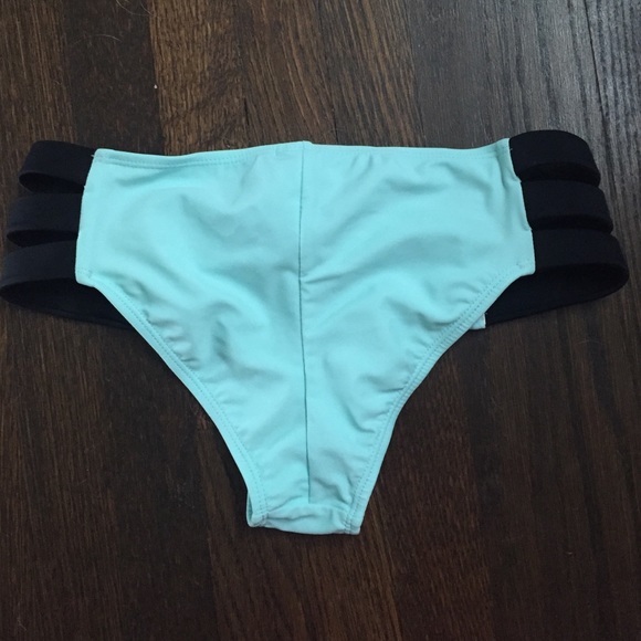 Bikini - Picture 2 of 2