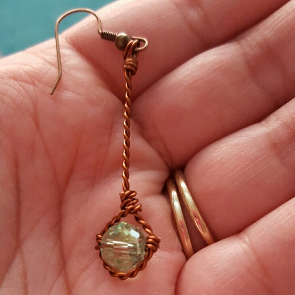 Handmade twisted copper green crystal earrings - Picture 2 of 3
