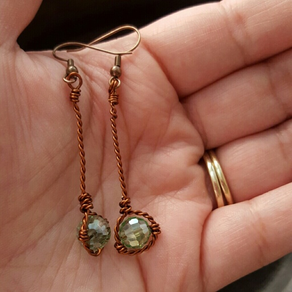 Handmade twisted copper green crystal earrings - Picture 3 of 3