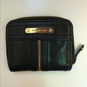 🚨SOLD🚨 Michael Kors Zipper Wallet