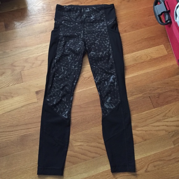 Lulu lemon black geometric crops NWOT