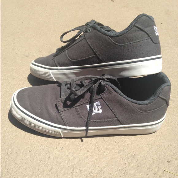 DC tennis shoes
