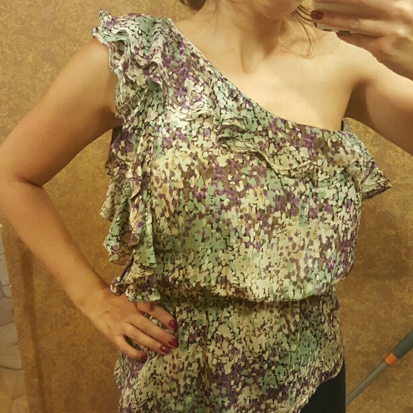Beautiful one shoulder top.