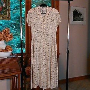 Beautiful flowy dress, needs hemming.