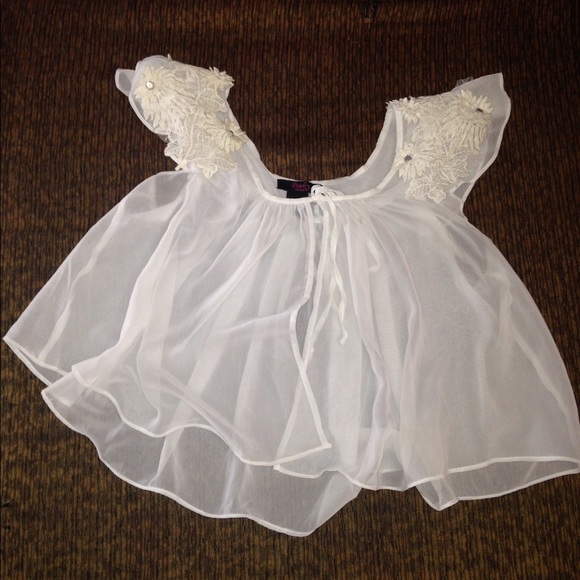 Super cute white top! Size small. Work once.