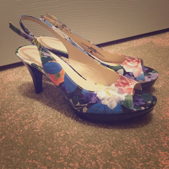 NWOT floral pattern high heels