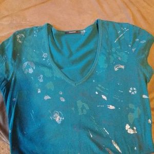 Flattering cut Teal V-neck tee