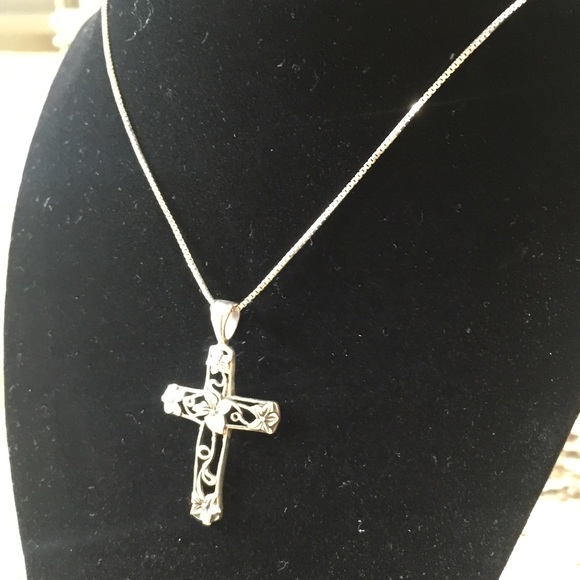 Detailed Cross Necklace - Picture 2 of 4