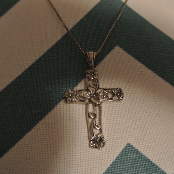 Detailed Cross Necklace - Picture 3 of 4