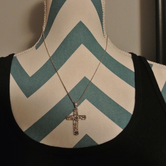 Detailed Cross Necklace - Picture 4 of 4