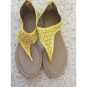 ANN TAYLOR Yellow Cutout Sandals Size 6