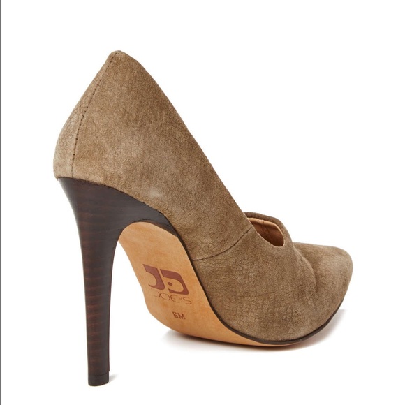 Boost Pointed-Toe Pump - Picture 2 of 4