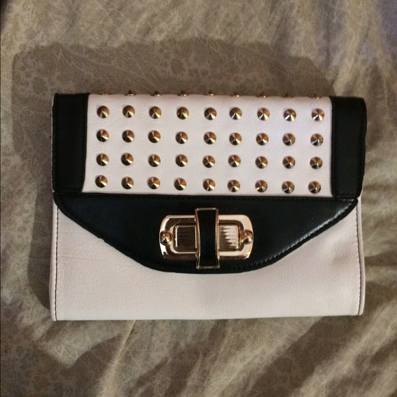 Black & white clutch 🔴