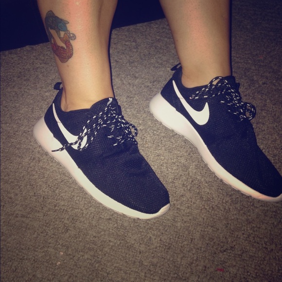 New Nike Roshes size 7 MENS