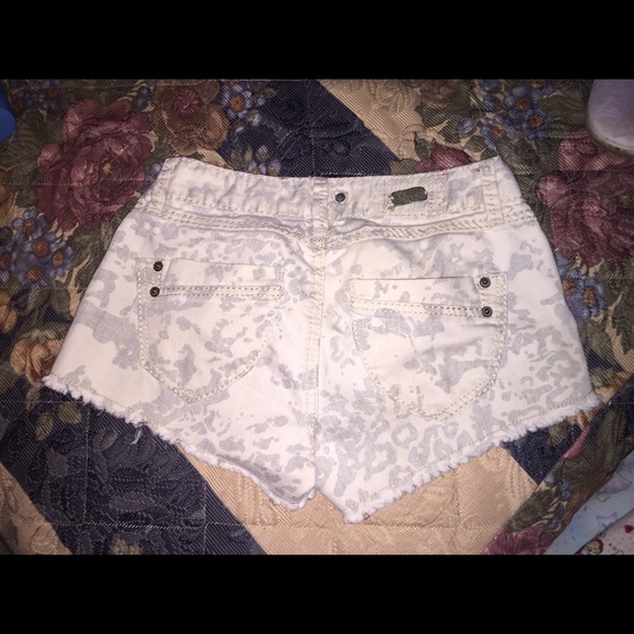 SHORTS - Picture 2 of 4