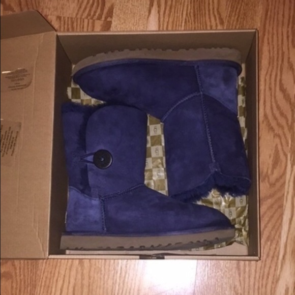 Navy blue short Bailey button and ugg boots