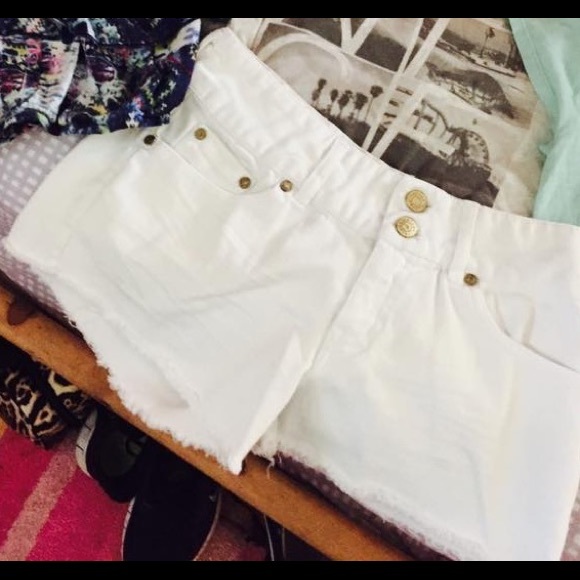 2/3s White high wasted shorts.