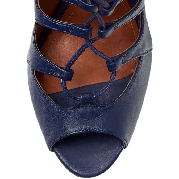 Peep-Toe-Lace-Up Pump - Picture 3 of 4