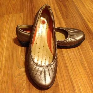 NEVER WORN Clarks "Structured" Slip-Ons
