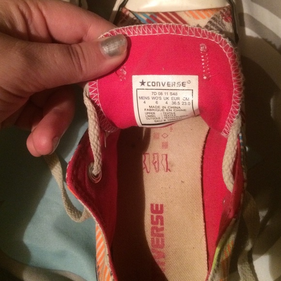 Size 6 women's converse - Picture 2 of 4