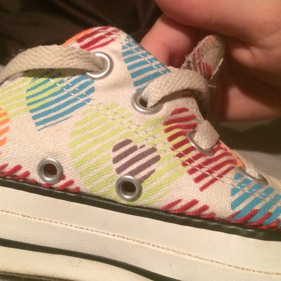 Size 6 women's converse - Picture 3 of 4