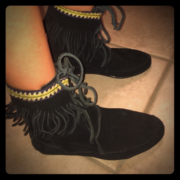 Mocassin Boots Black Minnetonka Size 8 yellow boho