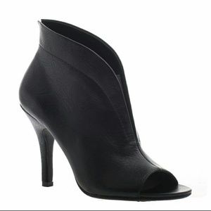 Chic Black Bootie ( Make me an Offer)