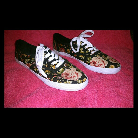 Tennis shoes