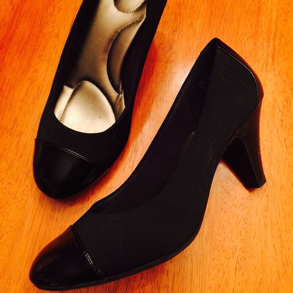 Black pumps