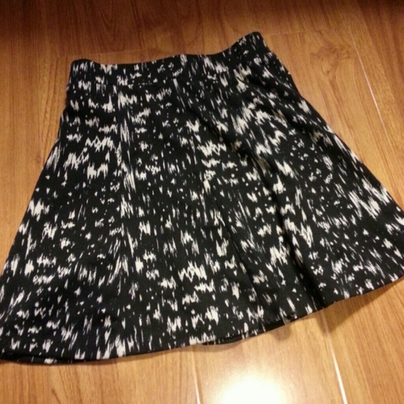 **GIVEN TO A FRIEND** H&M Black/White Skater Skirt