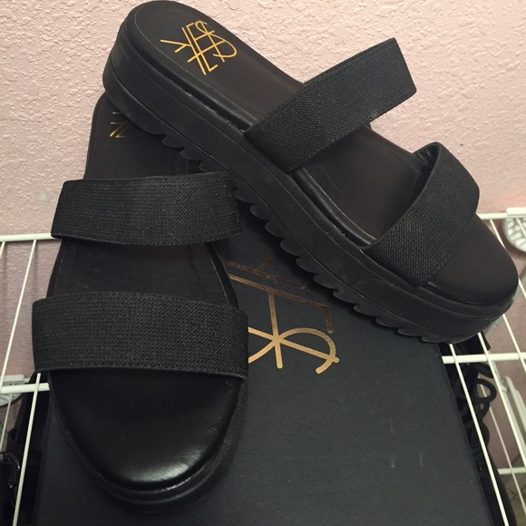 YES 'Chrissy' Platform Leather Slide Sandals