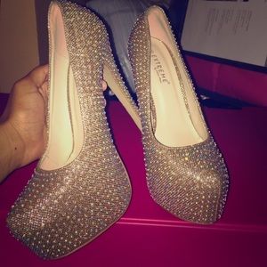 Solid gold pumps 😍