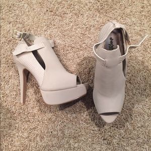Creme Charlotte ruse heels