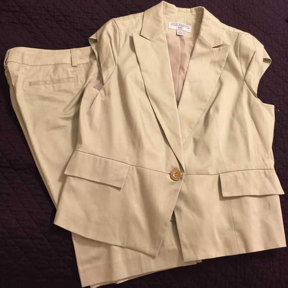 Sharagano Capri Suit... NWOT