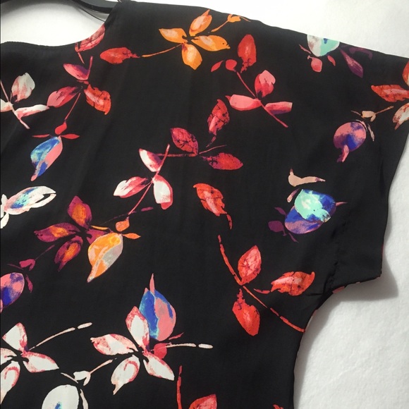 Jennifer Lopez Tops - 🎉HP🎉 Jennifer Lopez Floral Kimono Top - NWT