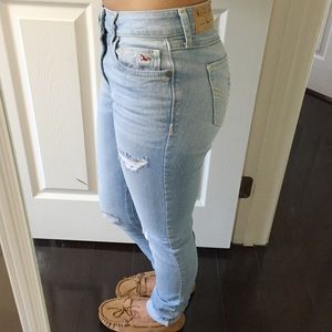 ON HOLD Light wash Mid Rise Hollister Jeans