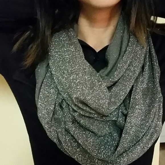 Glittery Scarf - Picture 2 of 3