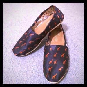 Toms giraffe print shoes