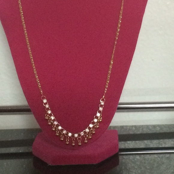 I'm selling a really pretty, necklace!