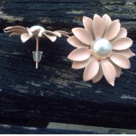 Flower Earrings❌SOLD❌ - Picture 2 of 4