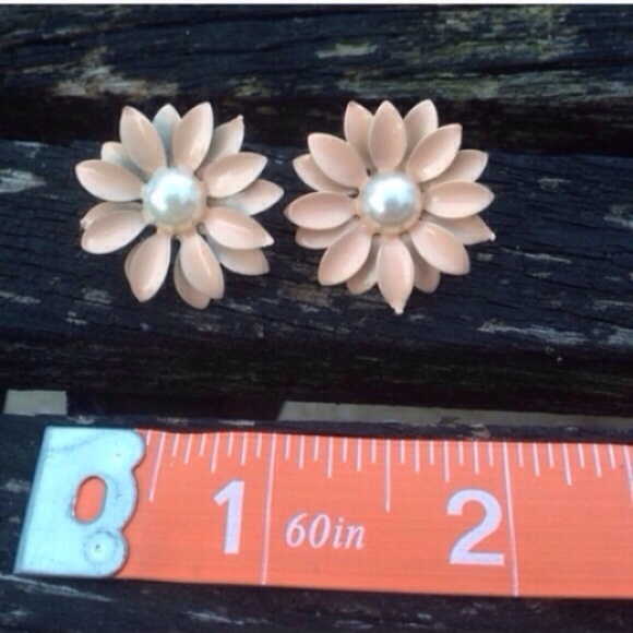 Flower Earrings❌SOLD❌ - Picture 3 of 4