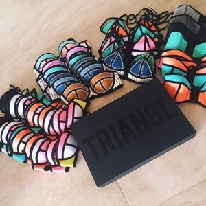 ISO any style SMALL +/ SMALL ++ TRIANGL tops!