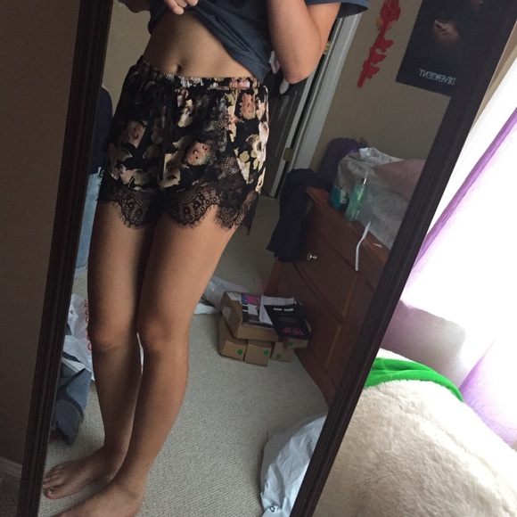 NWT FLORAL LACE SOFT SHORTS - Picture 3 of 3