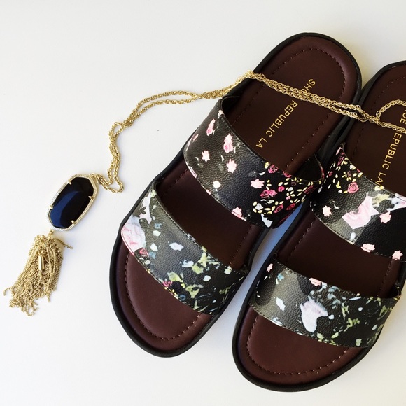 Shoes - 🌿HPx2🌿 🆕 Black Floral Print Slide Sandals
