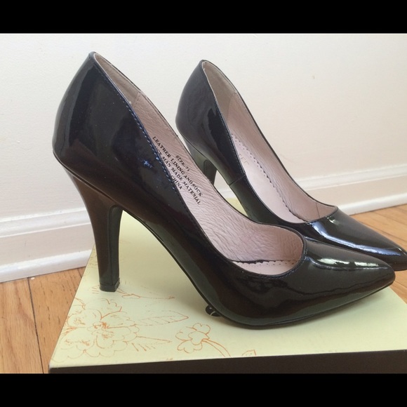 Restricted black patent leather pumps