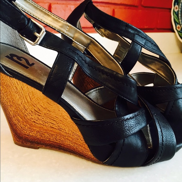 R2 Shoes - ❤️ Sexy Wooden Heel Strappy Sandals! ❤️