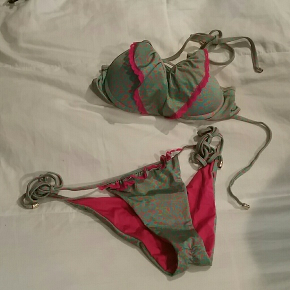 Beach bunny bikini scrunch butt
