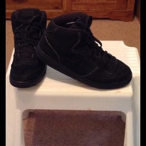 All black nike shoes