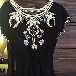 Embroidered singe waist black and white top