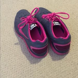 Nike grey & magenta Nike training shoes